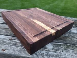 Planche à découper en bois d'acacia, fabriquée à la main par un artisan professionnel. - Product Image 4