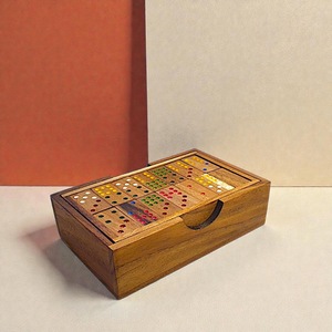 Juego de Dominó Doble Seis de Madera de Colores ILAHI, 28 Piezas, Ecológico, Tallado y Grabado, Diseño Antiguo, Caja Rectangular Alta de Madera - Product Image 3