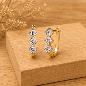 Boucles d'oreilles créoles Huggie à trois pierres en diamant de laboratoire taille ronde, serties griffes, en or massif 10K 14K 18K, bijoux élégants, couleur E VVS - Product Image 1
