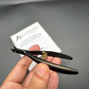 Pince à cuticules noire mate avec ressort doré, taille de la pointe 8 mm, logo personnalisé, instrument de beauté en acier inoxydable, service OEM - Product Image 4