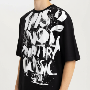 Camiseta Negra Oversize con Hombros Caídos, Estampado Gráfico, Secado Rápido, Transpirable, Personalizada, OEM, Venta al por Mayor - Product Image 2
