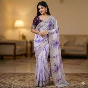 Sari Radiant Premium Gold Crush avec broderie de fils complexes et travail de paillettes scintillantes, accompagné d'un chemisier en soie de créateur - Product Image 3