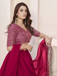 Ensemble Lehenga Choli en Georgette Bourgogne avec Jupe Évasée et Haut Court Brodés de Zari et de Paillettes pour Mariage et Fêtes - Product Image 3
