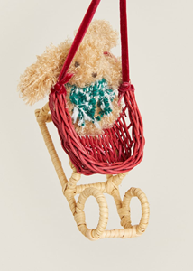 Adorno navideño de invierno con trineo de ratán, cesta roja tejida y oso de peluche esponjoso para colgar. - Product Image 4