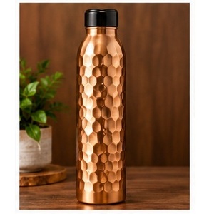 Botella de agua de cobre con textura martillada, tapa negra, diseño moderno y portátil para viajes - Product Image 1