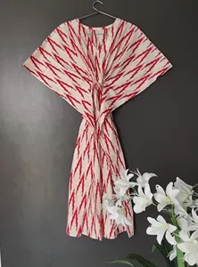 Elegante Vestido Kaftan Rojo Geométrico con Estampado Ikat, Vestido de Algodón con Estampado a Mano, Vestido Holgado Bohemio Informal de Verano para Mujer - Product Image 5
