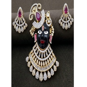 Collier avec pendentif en zircon plaqué or de qualité supérieure, exclusif, avec chaîne à maillons et boucles d'oreilles assorties pour les occasions de mariage des femmes - Product Image 1