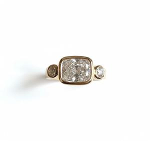 Bague de fiançailles en or massif 18 carats certifiée IGI avec diamant de laboratoire taille coussin rectangulaire et trois pierres serties clos - Product Image 1