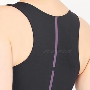 Soutien-gorge de sport simple Kofio noir avec logo frontal, léger, bretelles réglables, col rond, respirant, coupe ajustée, haut de sport pour femme - Product Image 3