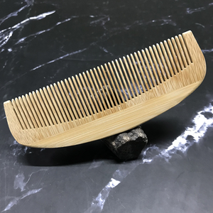 Peine de madera natural de alta calidad para masaje y peinado del cabello, hecho por blossom craft india. - Product Image 1
