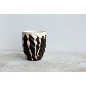 Mug en céramique fait main, style minimaliste, pour la maison, idéal pour un cadeau, design rayé mat. - Product Image 4
