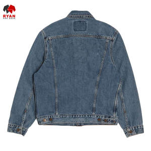แจ็คเก็ตยีนส์คุณภาพพรีเมียมสำหรับผู้ชาย แบบสั่งทำพิเศษ ปิดด้วยกระดุม พร้อมดีไซน์กระเป๋าและโลโก้สั่งทำ - Product Image 3