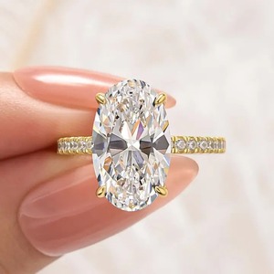 Anillo de compromiso con halo oculto de corte ovalado y diseño moderno en plata de ley 925 chapada en oro amarillo con diamante moissanita. - Product Image 2