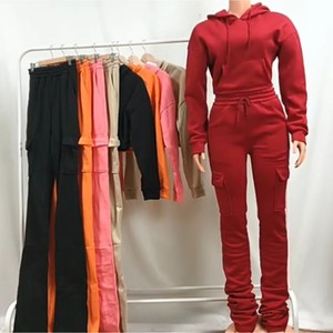 Conjunto de dos piezas para mujer 2026: Sudadera corta con logo personalizado y pantalones cargo apilados de estilo plano para invierno - Product Image 2