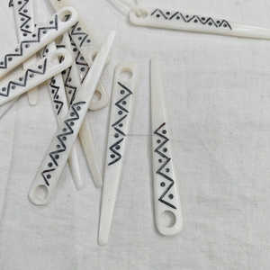 Agujas de hueso de alta calidad con diseño tallado, agujas artesanales duraderas para tejer a ganchillo o a punto, ideales para Nalbinding o tejido. - Product Image 4