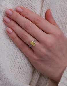 Anillo de compromiso de oro de 14K bicolor con diamante de laboratorio de corte radiante de 2.50 ct, halo oculto, anillo de catedral y banda de media eternidad - Product Image 5