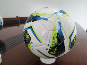 Nouveau ballon de football en PVC éponge, cousu à la machine, avec revêtement brillant et vessie en caoutchouc |   Ballons de football durables pour l'entraînement et les loisirs - Product Image 3