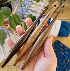Aguja de Crochet de Madera Premium con Acabado Liso y Sin Desgarros que Garantiza un Rendimiento Duradero, Confiable y de Larga Duración - Product Image 1