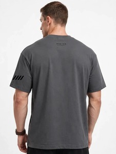 เสื้อยืดคอกลมแขนสั้นสีเทาเข้มสำหรับผู้ชายของ Oneten Apparel พร้อมโลโก้ที่หน้าอกซ้าย - Product Image 5