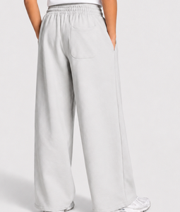 Pantalon de jogging gris argenté pour garçon, coupe décontractée, avec logo personnalisé, en molleton premium, pour un style décontracté. - Product Image 2