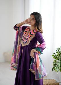 Costume Anarkali brodé violet pour femmes, vêtements traditionnels indiens et pakistanais, tenue décontractée ample en coton mi-longue - Product Image 2