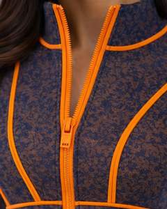 Conjunto de yoga de dos piezas azul marino personalizado para mujer, top corto con cremallera y pantalones acampanados de cintura alta con ribete en contraste, ropa deportiva para gimnasio, OEM personalizado - Product Image 5