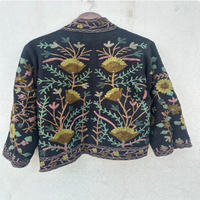 Veste d'hiver artisanale brodée Suzani avec un design bohème TNT, en coton chaud et respirant, avec des détails floraux artistiques