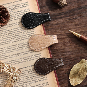 Marque-page décoratif en cuir véritable en forme de feuille d'érable, accessoire pour lecteurs recherchant élégance et fonctionnalité, en vente - Product Image 1