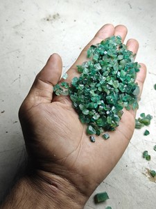 Pierres brutes d'émeraude naturelle 3-7 carats, émeraude brute verte en gros pour la fabrication de bijoux - Product Image 4
