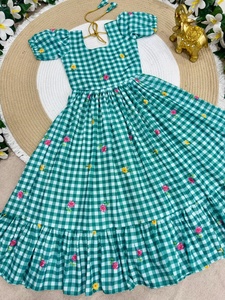 Colección de Vestidos para Niñas con Estampados a Cuadros Multicolores - Product Image 4