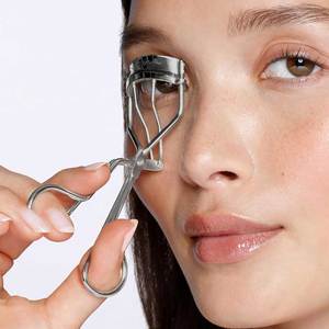 Recourbe-cils en acier inoxydable de précision avec design ergonomique pour une prise confortable, jetable et durable - Product Image 3