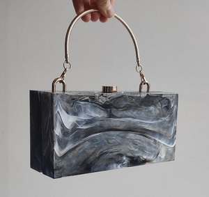 Sac à main personnalisé en résine ILAHI fait main avec chaîne, bandoulière, imprimé en sérigraphie noir et blanc à carreaux - Product Image 5