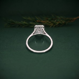 Anillo de Compromiso con Halo de Diamantes Cultivados en Laboratorio con Corte Esmeralda en Oro Blanco de 14K para Mujer - Product Image 2