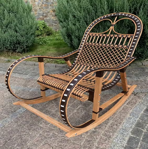 Fauteuil à bascule hybride en fer forgé et bois sculpté avec incrustations décoratives sur le dossier, disponible à prix de gros. - Product Image 3