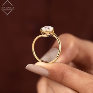Bague ovale en diamant avec accent en or jaune, pierre solitaire, bijou de fiançailles, cadeau pour femme, design de luxe - Product Image 2