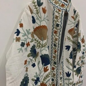 Veste courte en velours brodée Suzani pour femme, style bohème, avec boutons, manteau d'hiver, blouson tendance, prix d'usine, produit phare en gros - Product Image 2