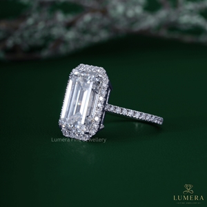 Anillo de Compromiso de Diamante Cultivado en Laboratorio con Corte Esmeralda de 5.53CT, Anillo de Boda con Halo Pavé para Mujer - Product Image 2