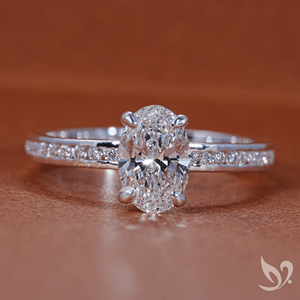 แหวนเพชรทรงรี 1 กะรัต เพาะเลี้ยงในห้องปฏิบัติการ พร้อมใบรับรอง IGI ตัวเรือนทองคำขาว 10K แบบฝังเพชรเรียงแถว - Product Image 1