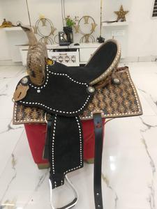Silla de montar western de cuero negro premium, genuina, de gamuza rugosa, para carreras de barriles y senderismo, con estribos de conchos plateados - Product Image 1
