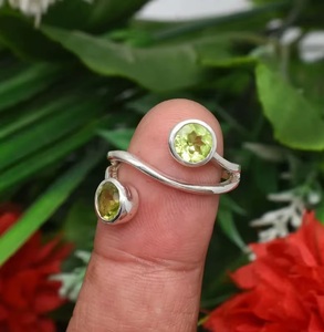 Anillo de Dos Piedras de Peridoto para Mujer, Joyería Minimalista Hecha a Mano, Plata de Ley 925, Elegante Anillo de Plata Sólida con Gema Verde - Product Image 1