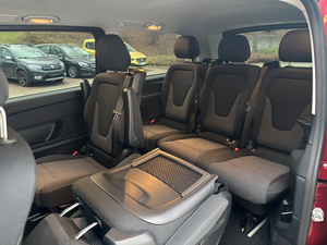 Mercedes Benz V250d Style AHK, Furgoneta de Pasajeros Ejecutiva Diésel de Lujo con 7 Asientos y Luces LED, MPV Espacioso y Confortable para Viajes Familiares y de Negocios - Product Image 4