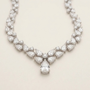 Collier de mariée en or jaune 10 carats plaqué or, avec diamant de laboratoire de 30 carats, solitaire, de forme goutte de poire graduée et mélange de formes, pour mariage - Product Image 4