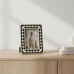 Marco de Fotos de Resina Personalizado de Lujo con Incrustaciones de Hueso, Hecho a Mano, Decorativo, con un Sofisticado Patrón de Mosaico para un Estilo Elegante - Product Image 1