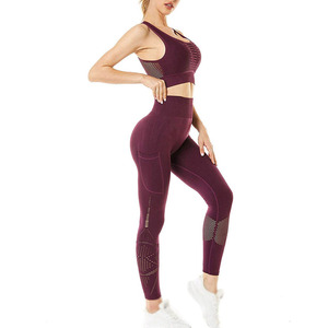 Conjunto de yoga ligero y cómodo para mujer, ideal para entrenamiento y ejercicio en el gimnasio. - Product Image 3