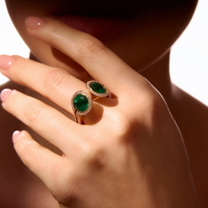 Anillos de Lujo para Mujer con Gema de Corte Esmeralda en Oro de 18K, Bisel de Diamantes Ovalados, Joyería de Compromiso - Product Image 1