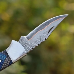 Couteau pliant artisanal en acier Damas carbone de qualité industrielle avec manche en bois et étui en cuir pour le camping en plein air - Product Image 3