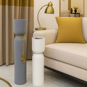 Paire d'encensoirs modernes hauts au design cylindrique élégant, avec pompons décoratifs et finition raffinée pour l'aromathérapie - Product Image 2
