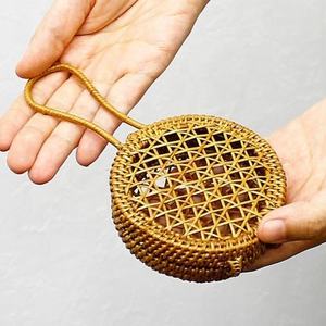 Bolso Redondo de Ratán Tejido a Mano con Asas Circulares - Bolso Tote de Mimbre Natural con Panel de Tejido de Caña - Product Image 4