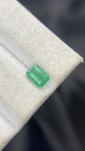 Esmeralda Zambiana Natural Certificada, Corte Octogonal, con Buen Brillo, Piedra Preciosa Suelta para Joyería, 0.88 Quilates - Product Image 2