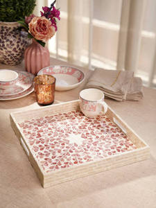 Bandeja de nácar rojo coral con incrustaciones florales geométricas, organizador cuadrado con asas laterales integradas. - Product Image 3
